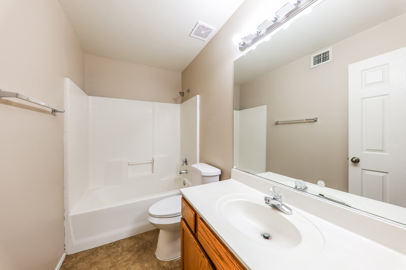 2,240/Mo, 1226 E Helena Dr Phoenix, AZ 85022 Bathroom View