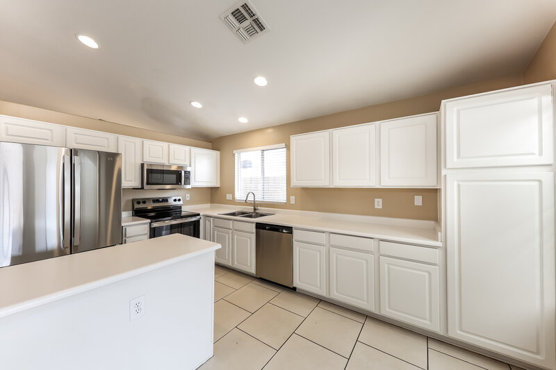2,015/Mo, 4101 W Wethersfield Rd Phoenix, AZ 85029 Kitchen View