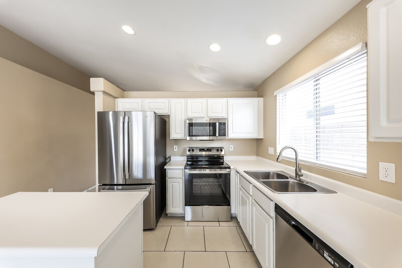 2,015/Mo, 4101 W Wethersfield Rd Phoenix, AZ 85029 Kitchen View 2