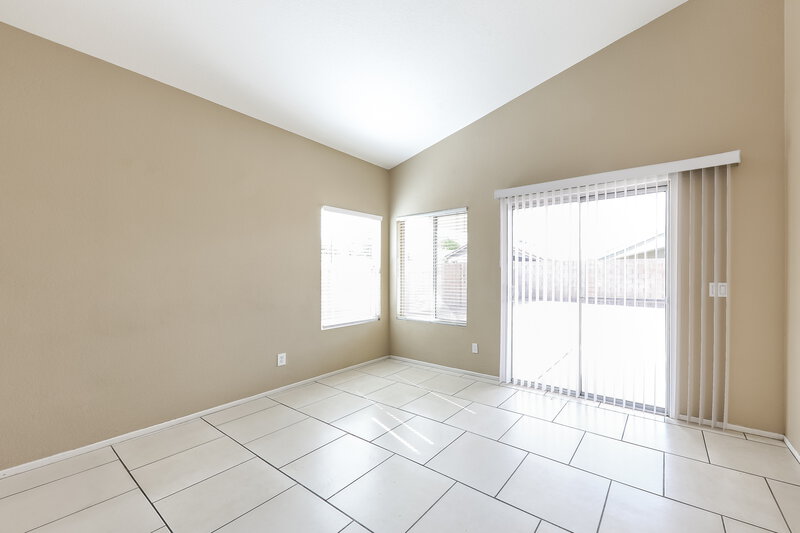 2,015/Mo, 4101 W Wethersfield Rd Phoenix, AZ 85029 Family Room View 2