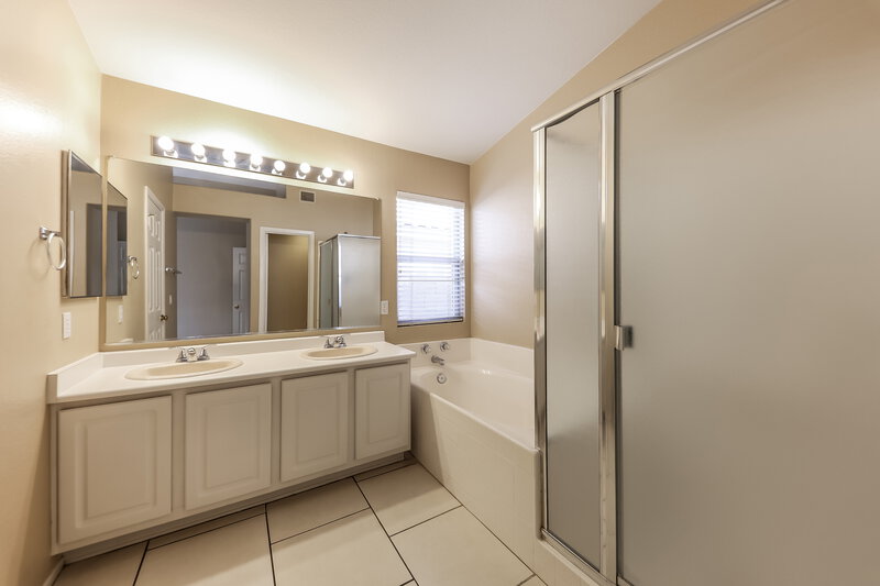 2,015/Mo, 4101 W Wethersfield Rd Phoenix, AZ 85029 Main Bathroom View