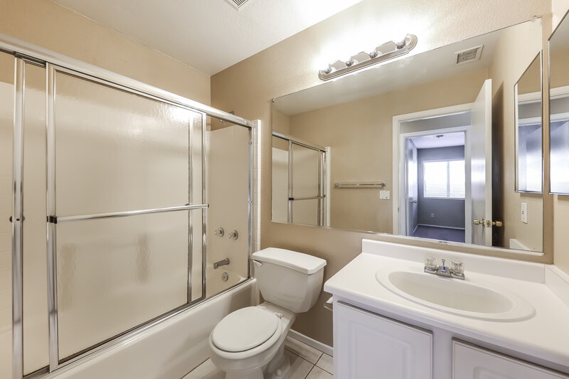 2,015/Mo, 4101 W Wethersfield Rd Phoenix, AZ 85029 Bathroom View