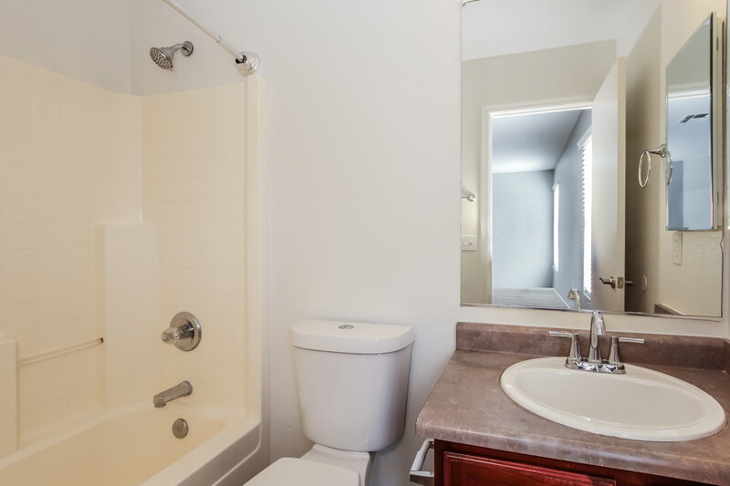 2,060/Mo, 11549 W Columbine Dr El Mirage, AZ 85335 Main Bathroom View