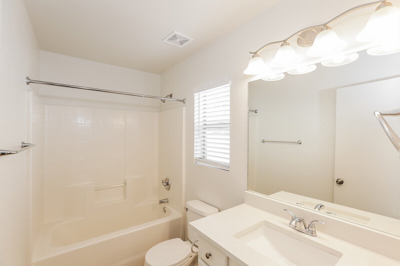 2,035/Mo, 2650 S 84th Dr Tolleson, AZ 85353 Main Bathroom View