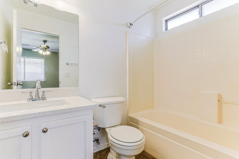 1,785/Mo, 6609 W Nez Perce St Phoenix, AZ 85043 Main Bathroom View