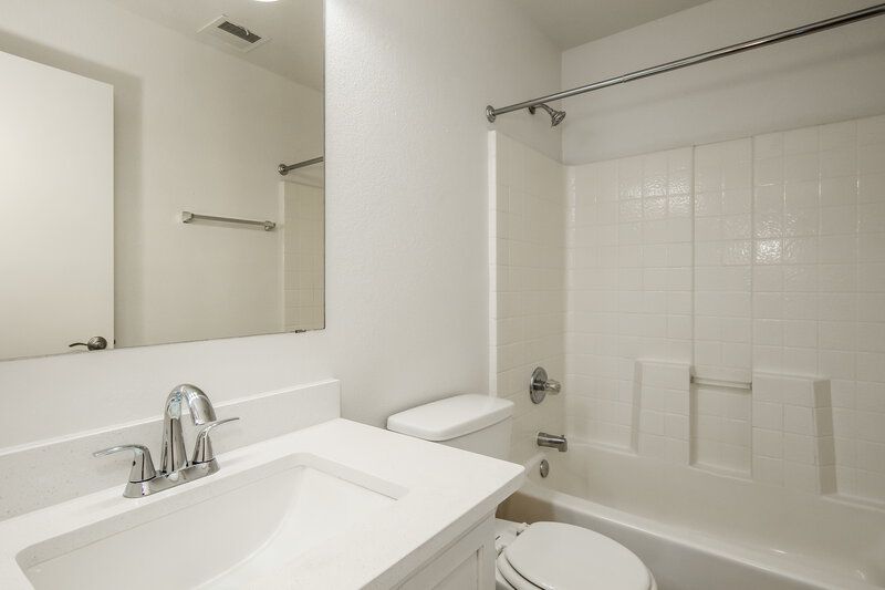 1,770/Mo, 7120 W Whyman Ave Phoenix, AZ 85043 Bathroom View