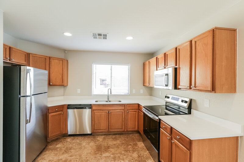 2,015/Mo, 7903 W Pomo St Phoenix, AZ 85043 Kitchen View 2