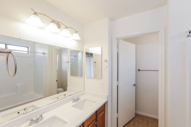 2,015/Mo, 7903 W Pomo St Phoenix, AZ 85043 Main Bathroom View
