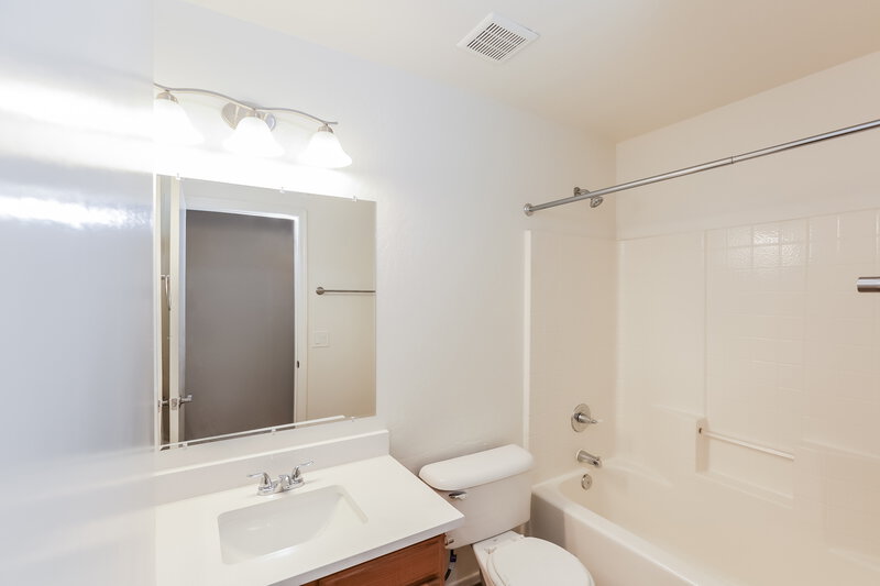 2,015/Mo, 7903 W Pomo St Phoenix, AZ 85043 Bathroom View