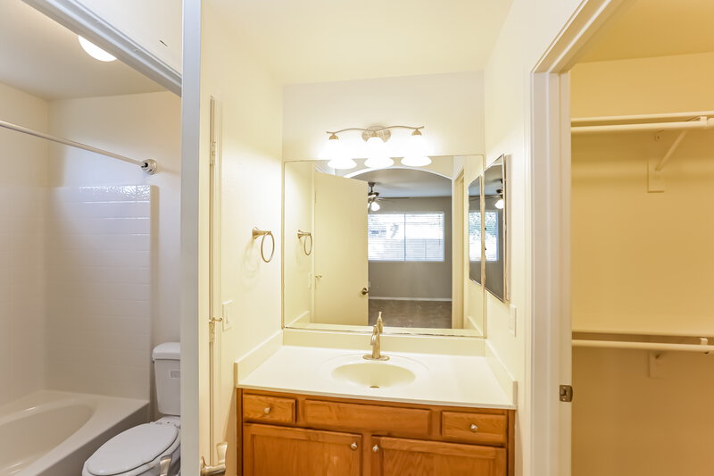 1,955/Mo, 8132 W Papago St Phoenix, AZ 85043 Main Bathroom View