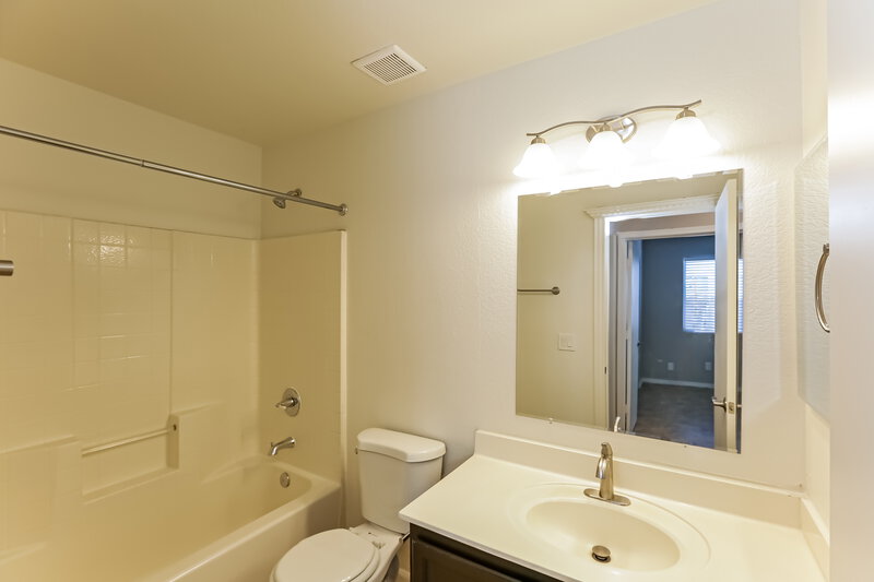 1,955/Mo, 8132 W Papago St Phoenix, AZ 85043 Bathroom View