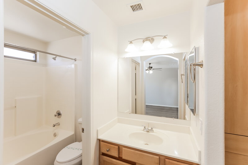 1,855/Mo, 8156 W Hammond Ln Phoenix, AZ 85043 Main Bathroom View