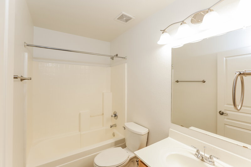 1,855/Mo, 8156 W Hammond Ln Phoenix, AZ 85043 Bathroom View