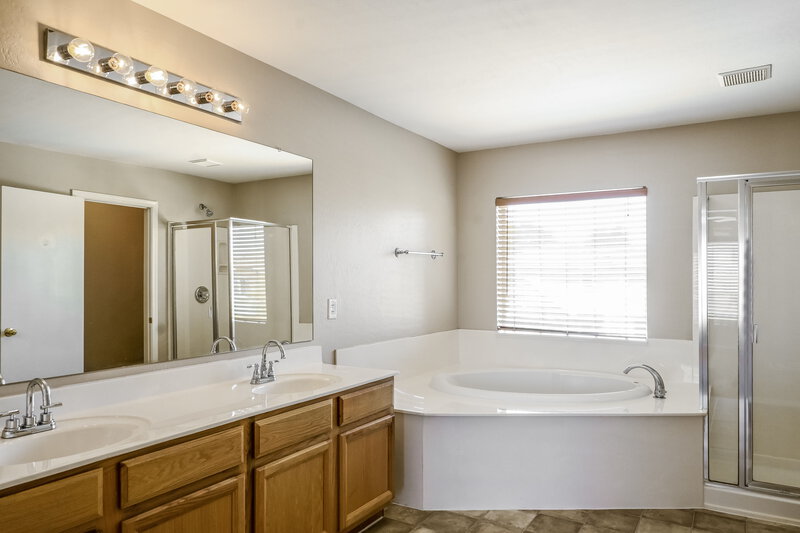 2,500/Mo, 3001 W Ferruccio Pl Phoenix, AZ 85086 Main Bathroom View