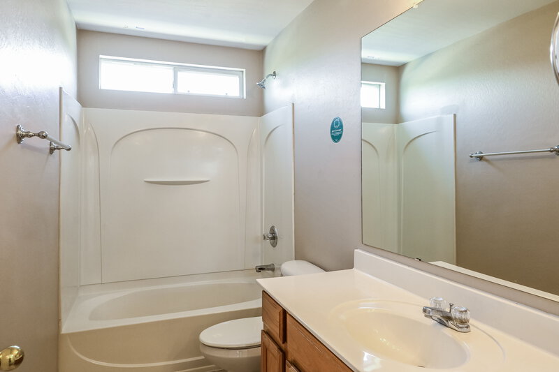 2,500/Mo, 3001 W Ferruccio Pl Phoenix, AZ 85086 Bathroom View 2