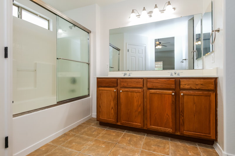 1,865/Mo, 43398 W Arizona Ave Maricopa, AZ 85138 Main Bathroom View