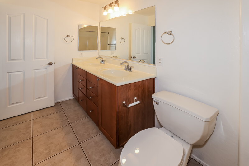1,770/Mo, 9598 N 82nd Gln Peoria, AZ 85345 Main Bathroom View
