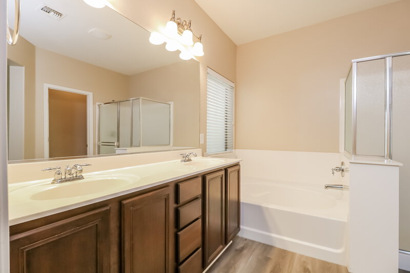 2,165/Mo, 10805 W Madison St Avondale, AZ 85323 Main Bathroom View