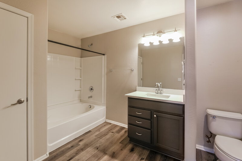 2,185/Mo, 10911 W Mariposa Dr Phoenix, AZ 85037 Main Bathroom View