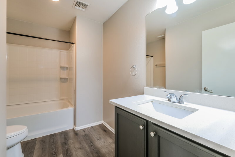 2,185/Mo, 10911 W Mariposa Dr Phoenix, AZ 85037 Bathroom View