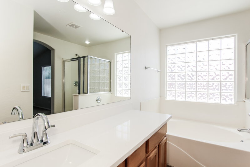 2,005/Mo, 11209 W Rio Vista Ln Avondale, AZ 85323 Main Bathroom View