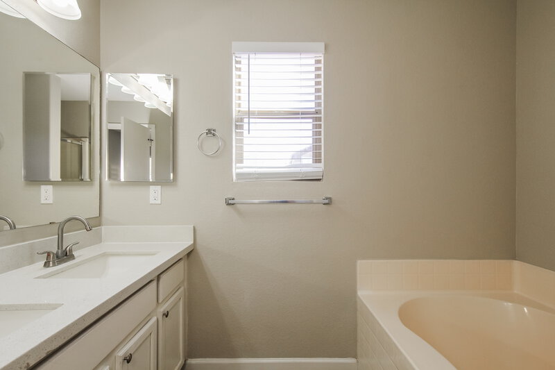 2,055/Mo, 11409 W Cambridge Ave Avondale, AZ 85392 Main Bathroom View