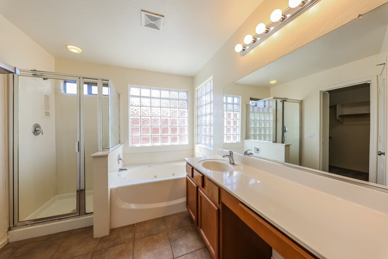 1,865/Mo, 11402 W Davis Ln Avondale, AZ 85323 Main Bathroom View