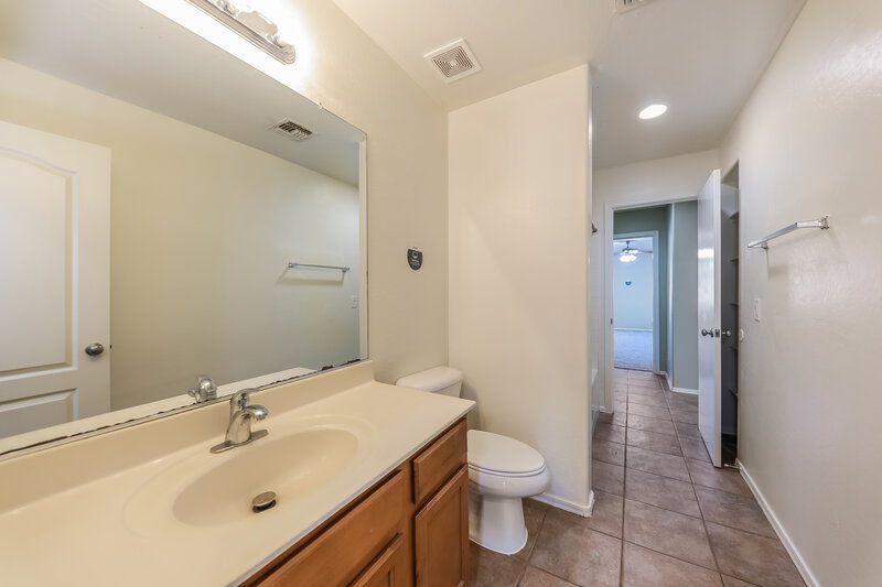 1,865/Mo, 11402 W Davis Ln Avondale, AZ 85323 Bathroom View