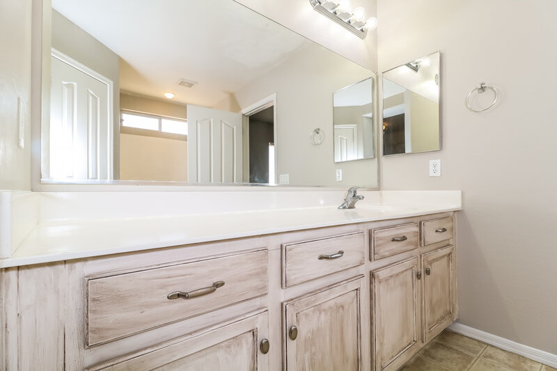 2,335/Mo, 11542 W Mountain View Rd Youngtown, AZ 85363 Main Bathroom View