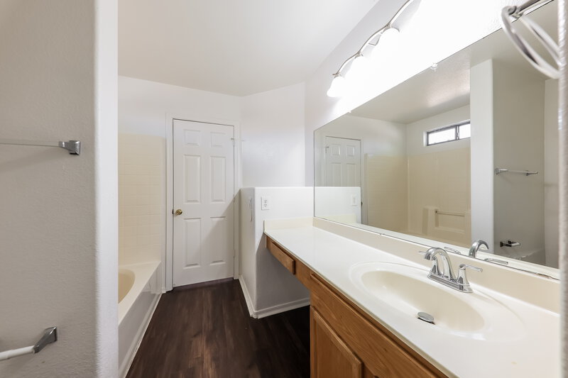 1,890/Mo, 12738 W Redfield Rd El Mirage, AZ 85335 Main Bathroom View