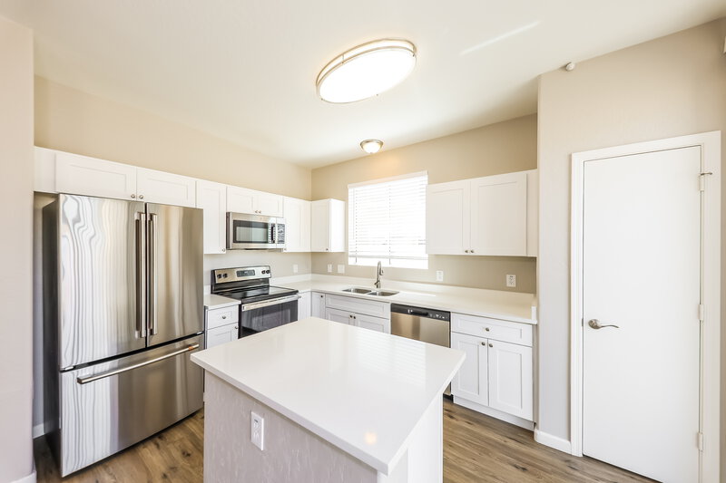 2,435/Mo, 13416 W Peck Dr Litchfield Park, AZ 85340 Kitchen View