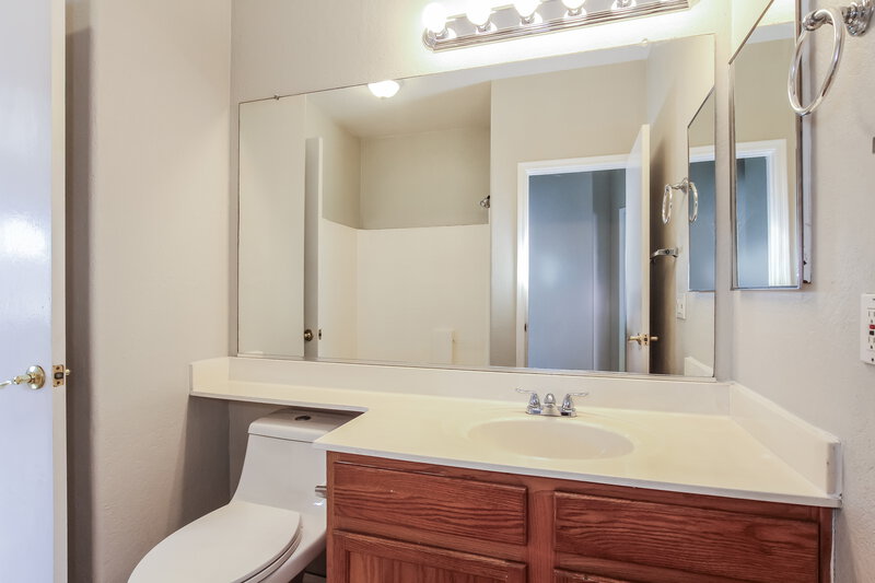 2,005/Mo, 1523 S 84th Dr Tolleson, AZ 85353 Bathroom View