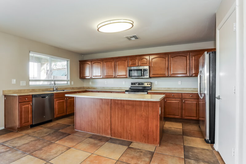 2,095/Mo, 2018 W Alta Vista Rd Phoenix, AZ 85041 Kitchen View
