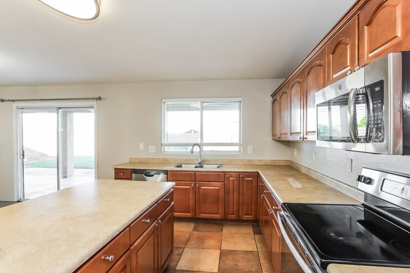 2,095/Mo, 2018 W Alta Vista Rd Phoenix, AZ 85041 Kitchen View 2