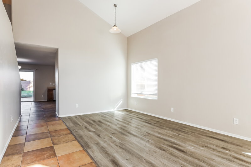 2,095/Mo, 2018 W Alta Vista Rd Phoenix, AZ 85041 Family Room View