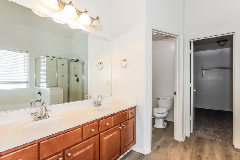 2,095/Mo, 2018 W Alta Vista Rd Phoenix, AZ 85041 Main Bathroom View 2