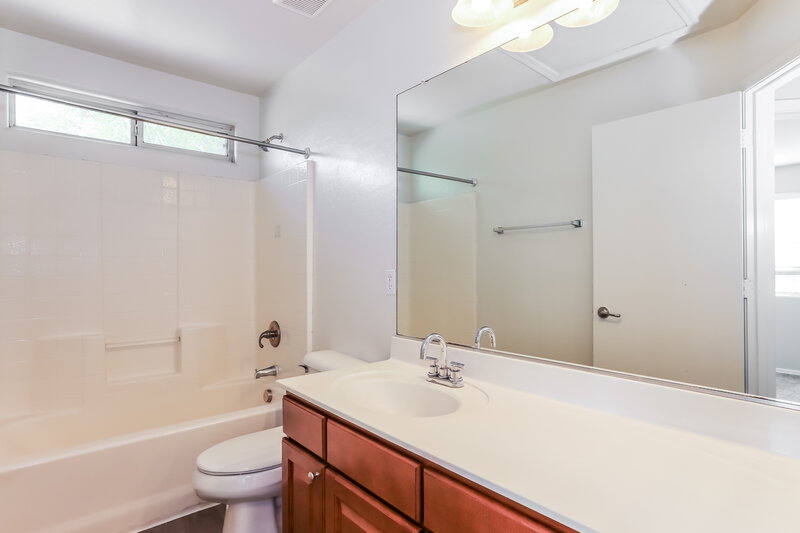 2,095/Mo, 2018 W Alta Vista Rd Phoenix, AZ 85041 Bathroom View 2