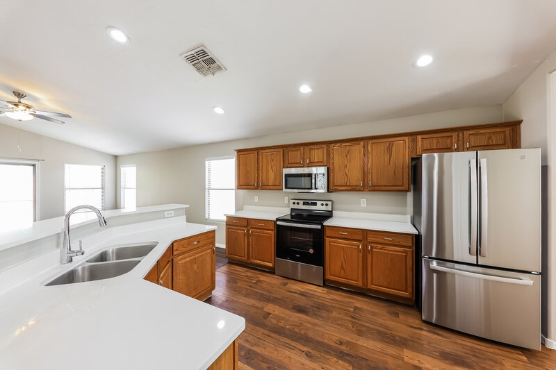2,250/Mo, 2040 S 86th Ln Tolleson, AZ 85353 Kitchen View