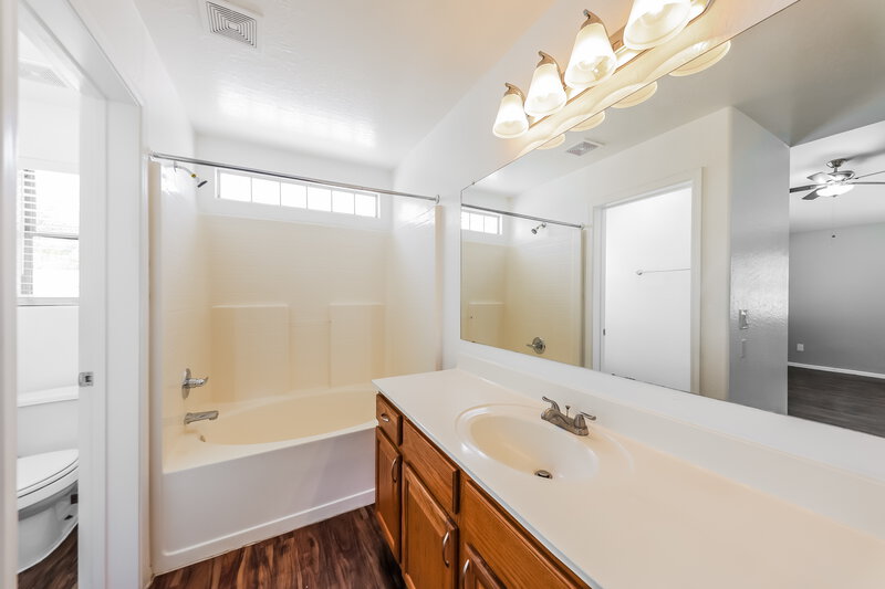 2,250/Mo, 2040 S 86th Ln Tolleson, AZ 85353 Main Bathroom View