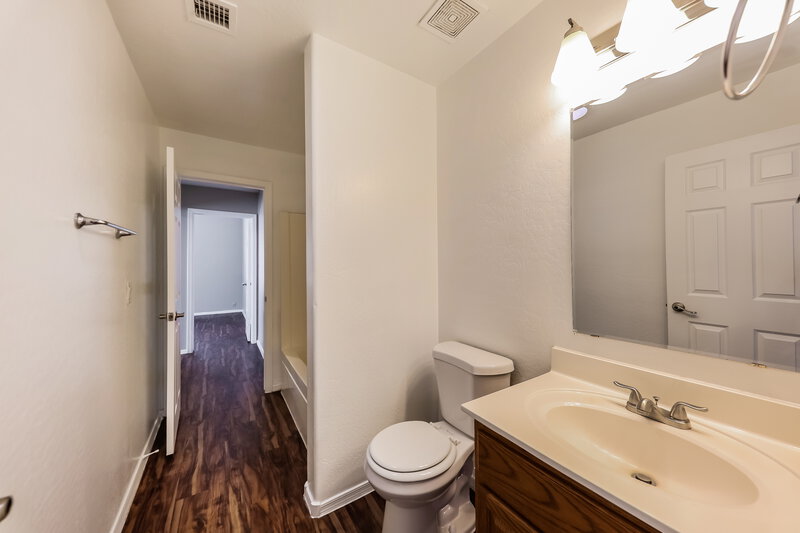2,250/Mo, 2040 S 86th Ln Tolleson, AZ 85353 Bathroom View