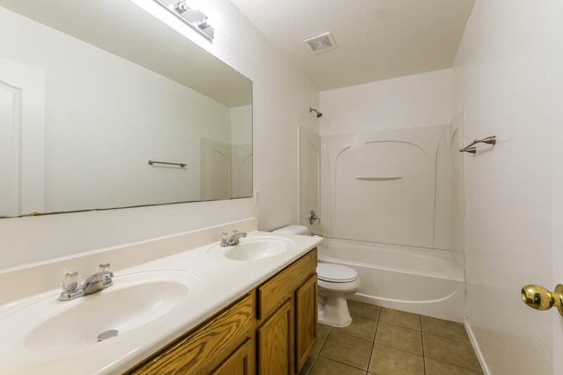 2,395/Mo, 2205 N 91st Gln Phoenix, AZ 85037 Bathroom View