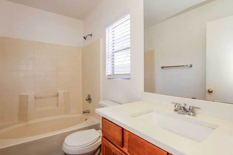 1,885/Mo, 2627 S 84th Gln Tolleson, AZ 85353 Main Bathroom View