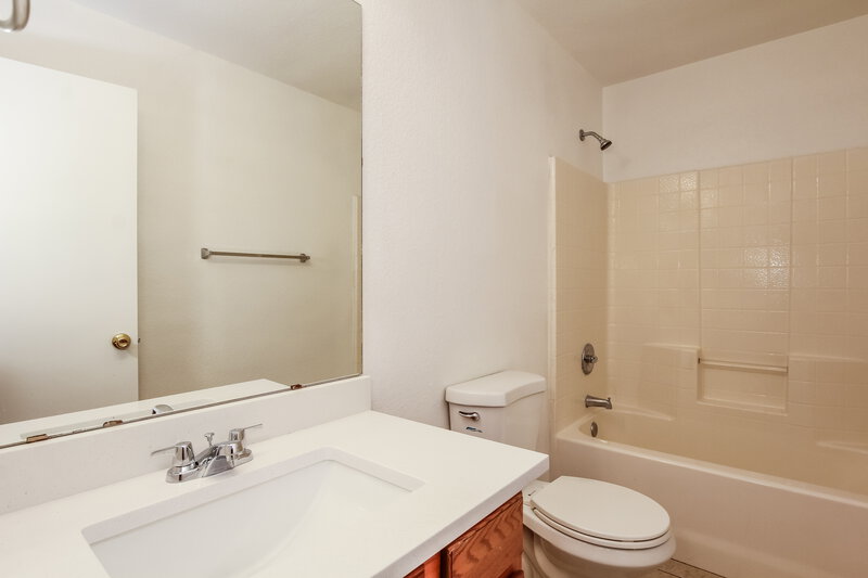 1,885/Mo, 2627 S 84th Gln Tolleson, AZ 85353 Bathroom View