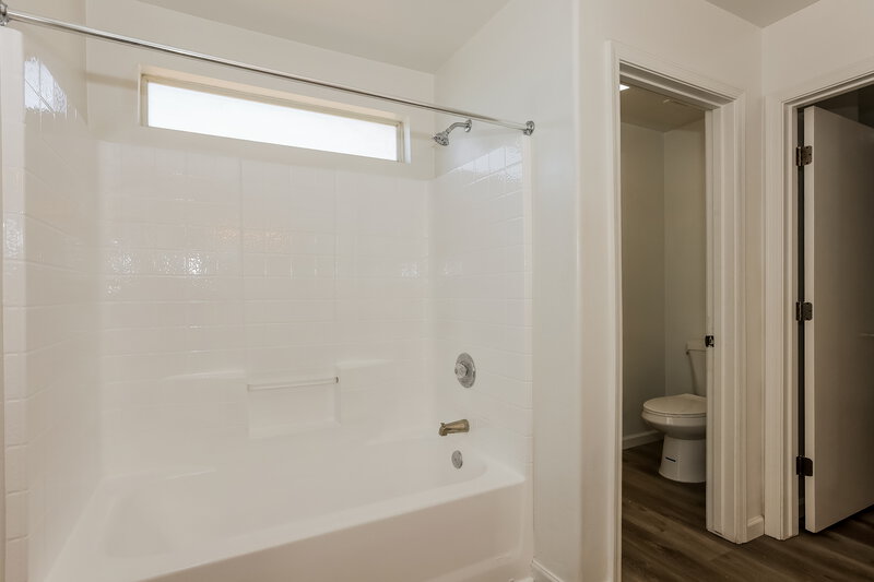 1,810/Mo, 2656 S 89th Ave Tolleson, AZ 85353 Main Bathroom View 2