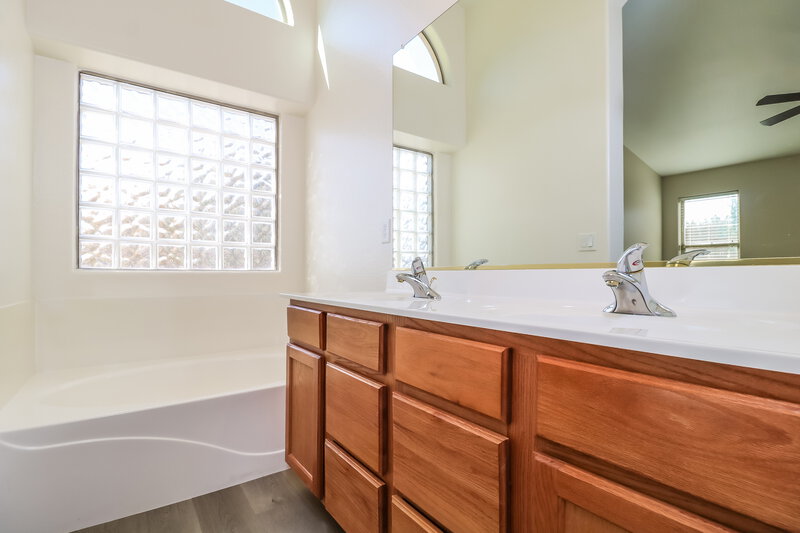 2,040/Mo, 3108 S 92nd Dr Tolleson, AZ 85353 Main Bathroom View