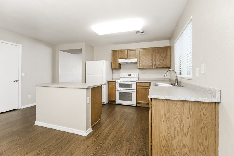2,270/Mo, 3127 W Park St Phoenix, AZ 85041 Kitchen View