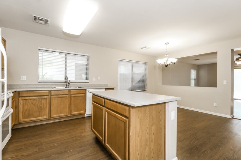 2,270/Mo, 3127 W Park St Phoenix, AZ 85041 Kitchen View 2