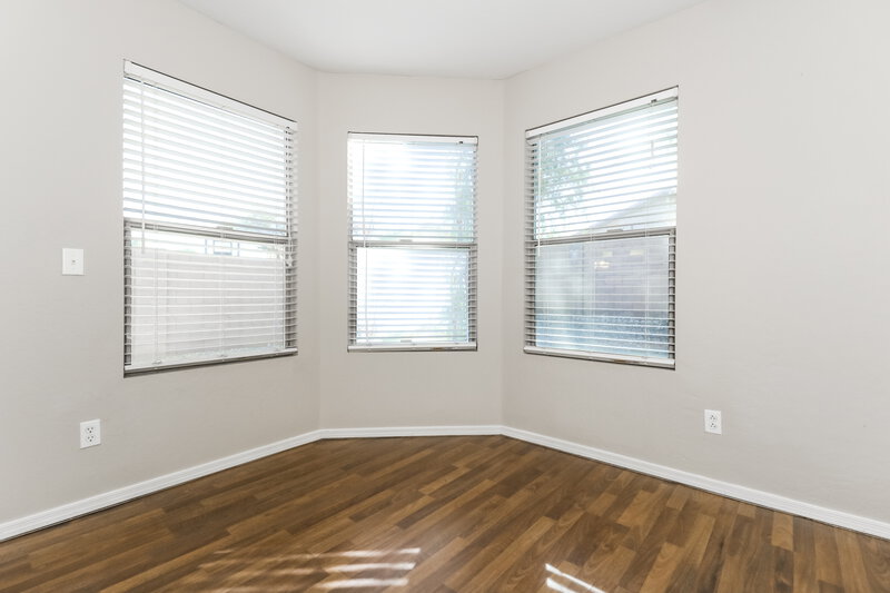 2,270/Mo, 3127 W Park St Phoenix, AZ 85041 Office View