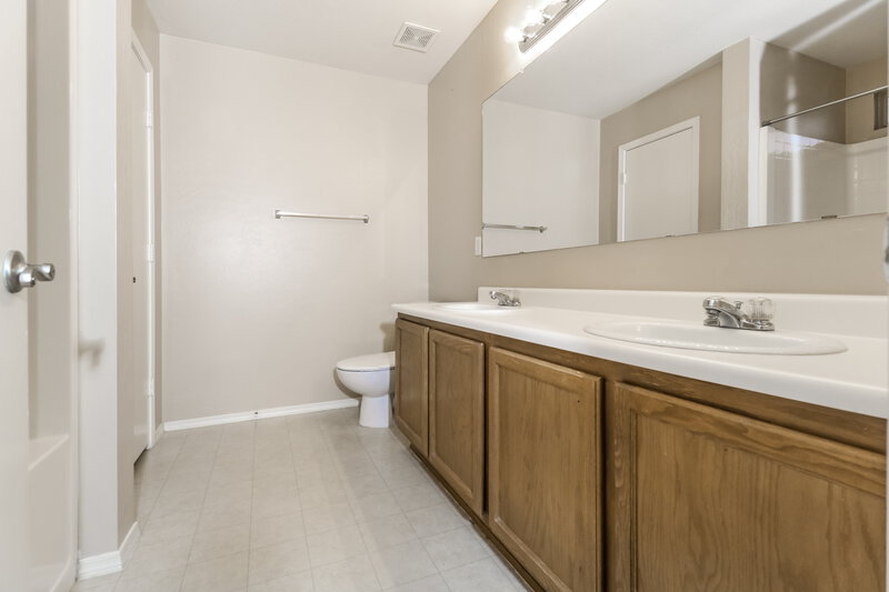 2,270/Mo, 3127 W Park St Phoenix, AZ 85041 Main Bathroom View