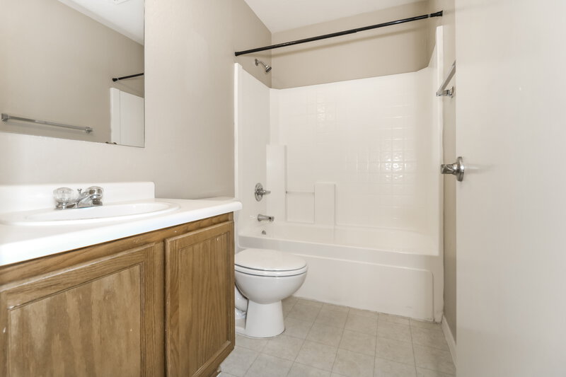 2,270/Mo, 3127 W Park St Phoenix, AZ 85041 Bathroom View